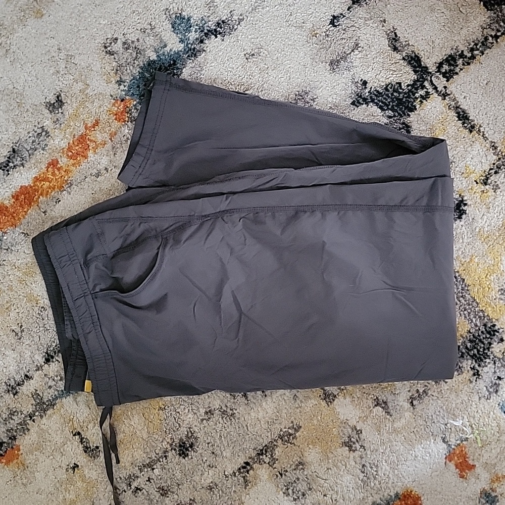 Eddie Bauer 24W cargo shorts in Dark Slate (grey)